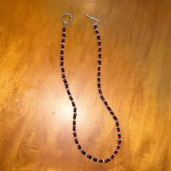 Red, black and white beaded necklace - Picture 1 of 10